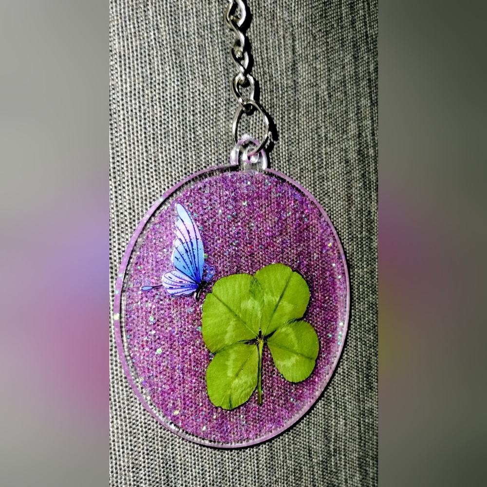 Real 4-Leaf Clover Keychain Good Luck Pressed Clover 2.5" with Butterfly Accent - Picture 4 of 11